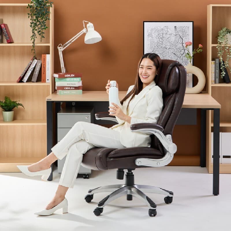 Furradec รุ่น Primo เก้าอี้ผู้บริหาร สีน้ำตาล หุ้มหนังสังเคราะห์ Bonded Leather ที่พักแขนพับได้ เสริมภาพลักษณ์และความสบายระดับผู้นำ https://lnwchill.com