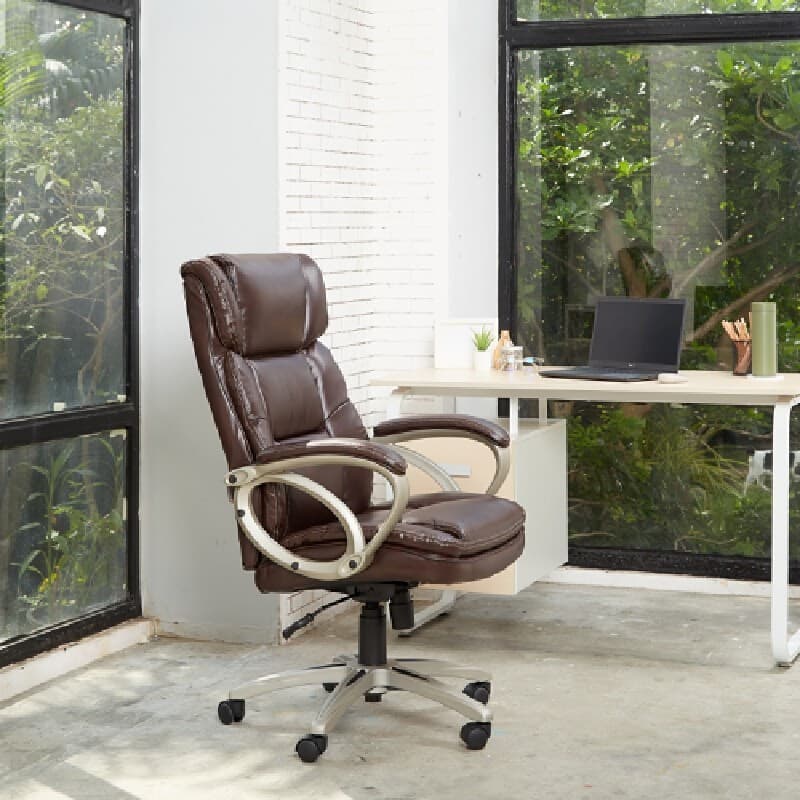 Furradec รุ่น Parham เก้าอี้ผู้บริหารหุ้มหนังสังเคราะห์ Bonded Leather สีน้ำตาลที่ออกแบบตามหลักสรีรศาสตร์ เพื่อเสริมสร้างบุคลิกภาพและมอบความสบายสูงสุดในการทำงาน https://lnwchill.com